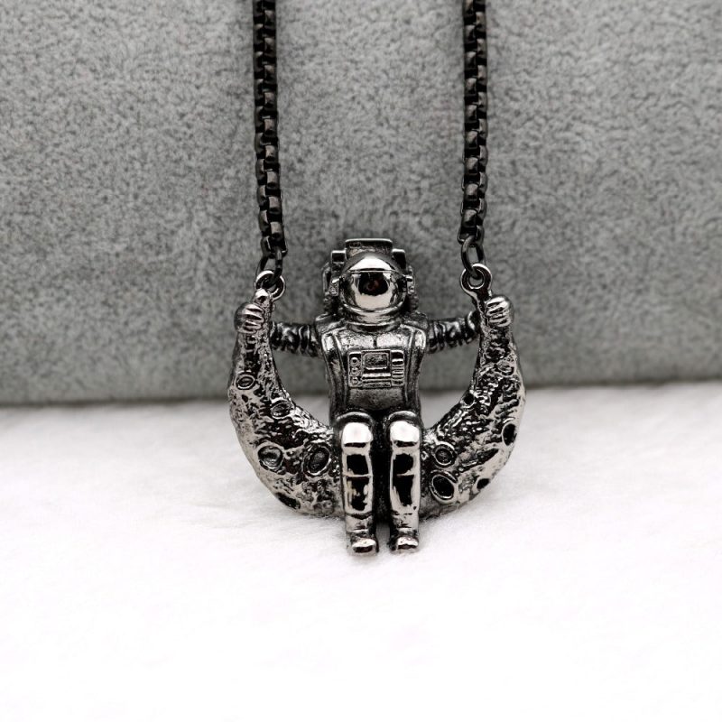 collier astronaute balancoire matiere noire