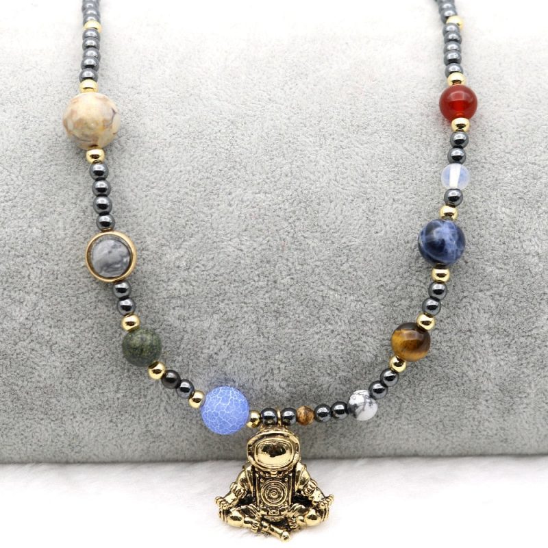 collier astronaute en meditation 9 planetes 7