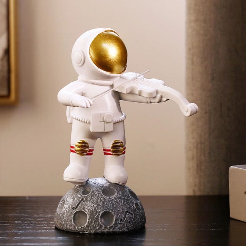 figurine astronaute violoniste