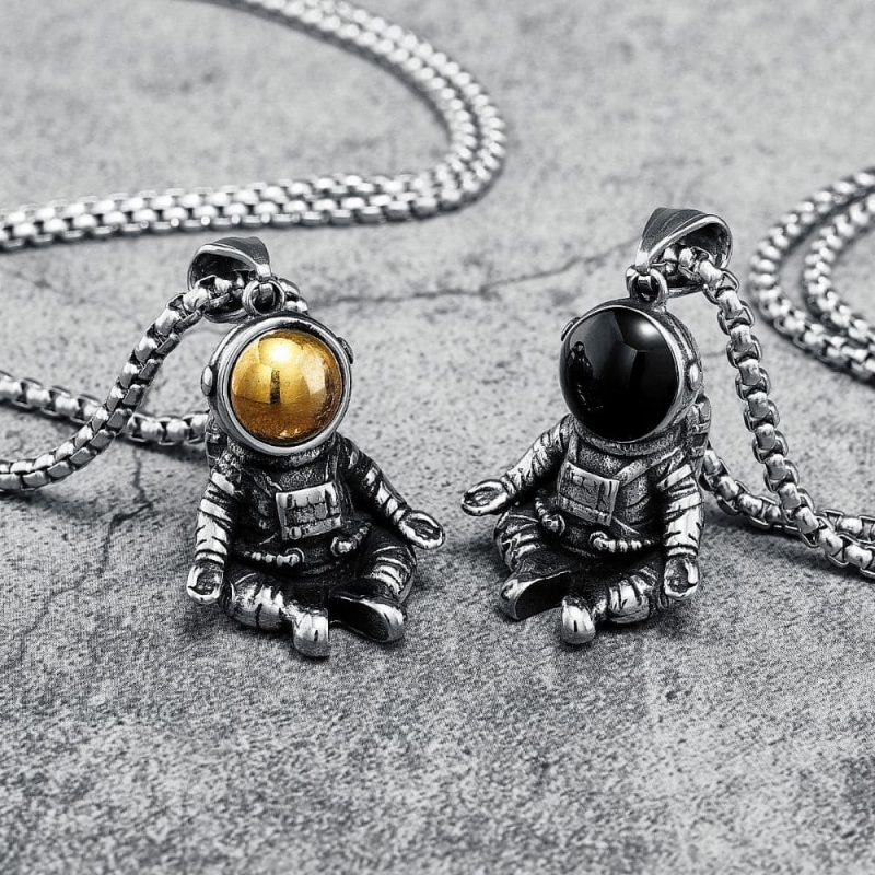 pendentif astronaute assis en meditation