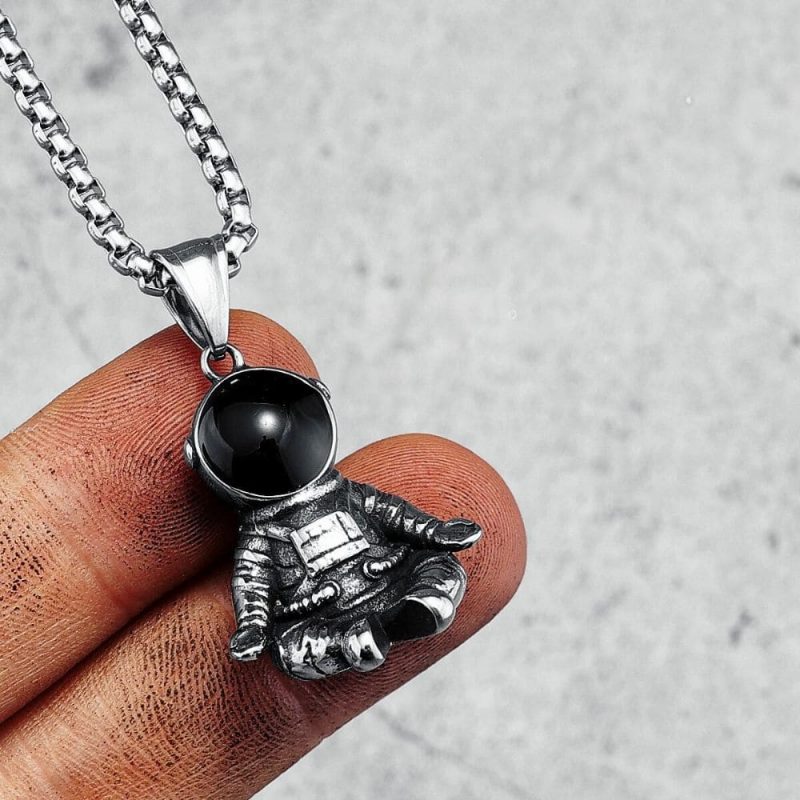 pendentif astronaute en meditation visiere noire